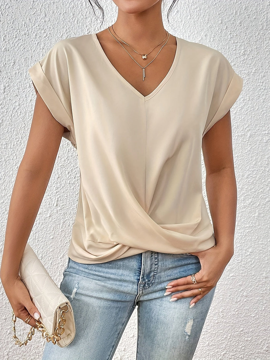 Casual T-shirt with sweetheart neckline