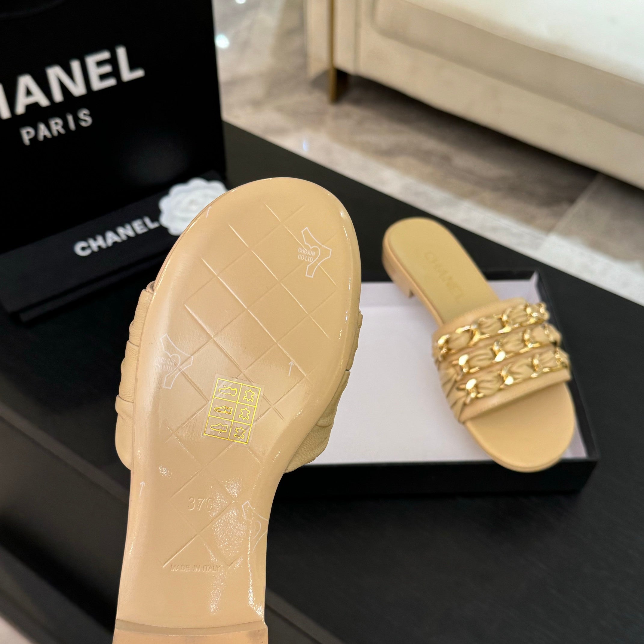 CC 25B Flat Mule Sandals Beige Sheepskin With Chain 373816